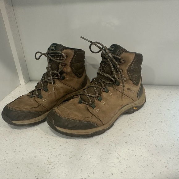 Ahnu hiking boots! - Picture 2 of 4